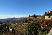 32 Vista verso Orsarola, Via del Rione a meta colle, Monte Canto e la pianura